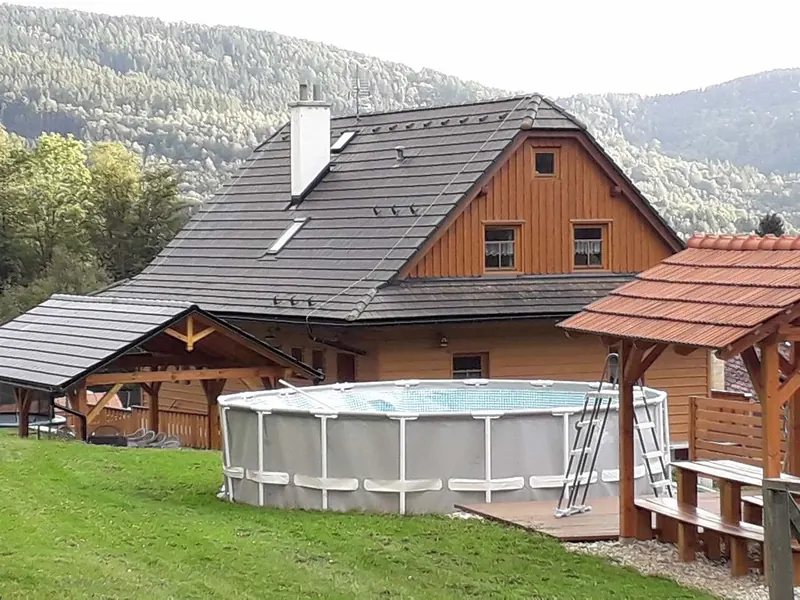 Chata s bazénem a letní kuchyní pod lesem