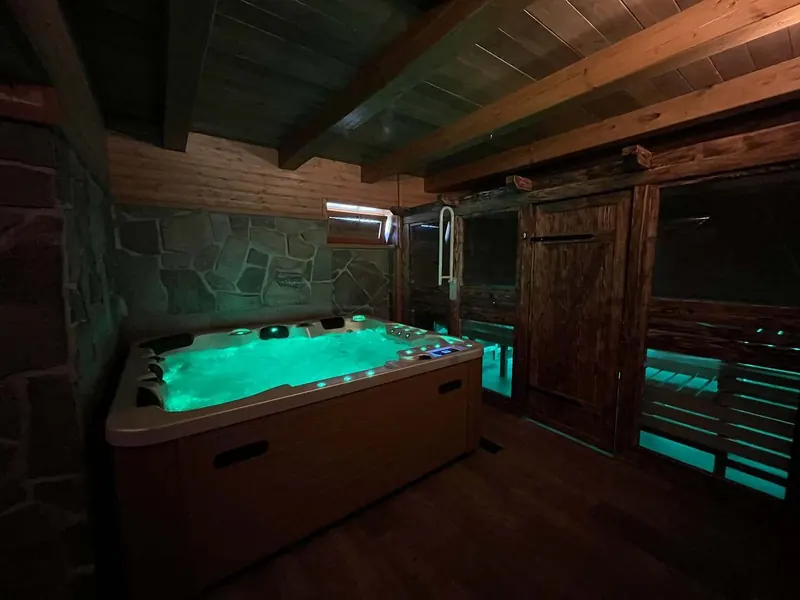 Osvětlená vířivka ve wellness chaty